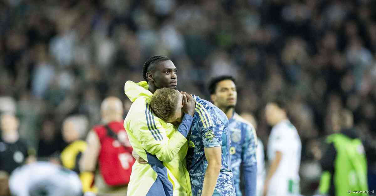 Ajax-spits Wout Weghorst rent geëmotioneerd naar de kleedkamer, terwijl in Eindhoven een feest losbarst. Verslag van een zenuwslopende voetbalavond