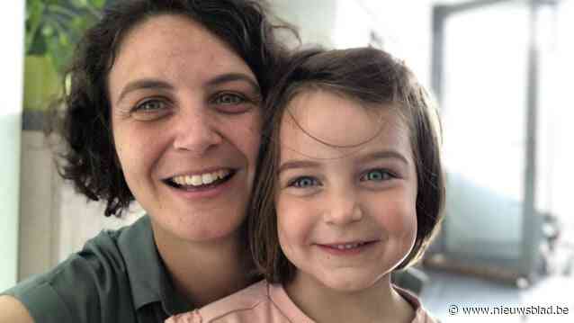Warme selfie levert Nathalie en dochtertje Manon de titel Gezin van het Jaar op: “Het is pittig, maar met twee is best oké”