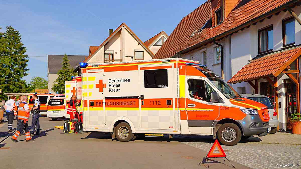 Schwerverletzte bei Stuttgart: Verwirrter Mann steuert Auto in zwei Fußgänger