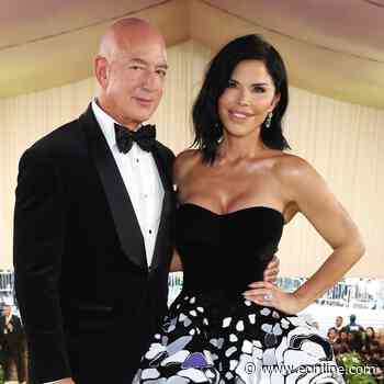 Jeff Bezos' Fiancée Lauren Sánchez Shares Rare Photo With All 3 Kids