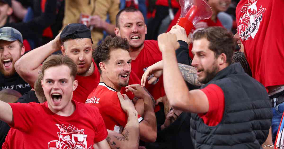 Uitzinnige reactie bij PSV-spelers en fans na gelijkmaker in Groningen: ‘Dit had je niet durven dromen’