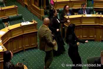 Nieuw-Zeelandse parlementsleden die haka uitvoerden, drie weken geschorst
