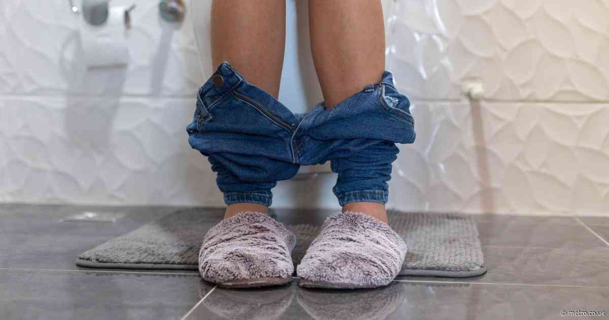 This is how many times you should pee in a day, according to your age