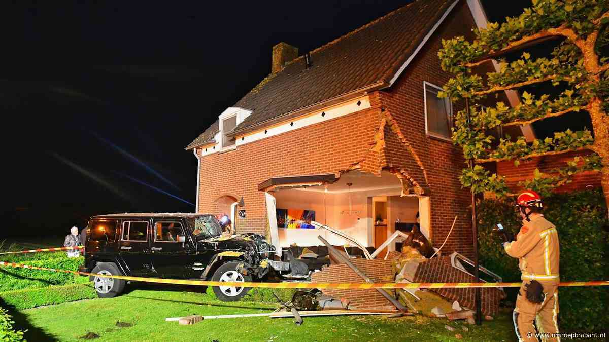 Automobilist vernielt huis: rijdt met Jeep woonkamer binnen