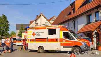 „Psychisch auffälliger“ Fahrer erfasst Fußgänger bei Unfall – zwei Schwerverletzte