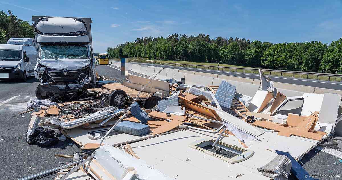 Schlüsselfeld: Komplett zerstörter Wohnwagen liegt auf der A3