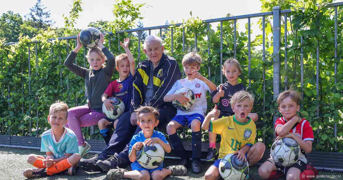 ‘Godfather van VVO’ is nu 80 jaar, maar staat nog dagelijks voor  jeugdleden klaar: ‘Ik ken de meeste bij naam’