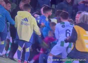 Bizarre beelden Vaessen duiken op: doelman slaat vol in op liggende Ajax-assistent
