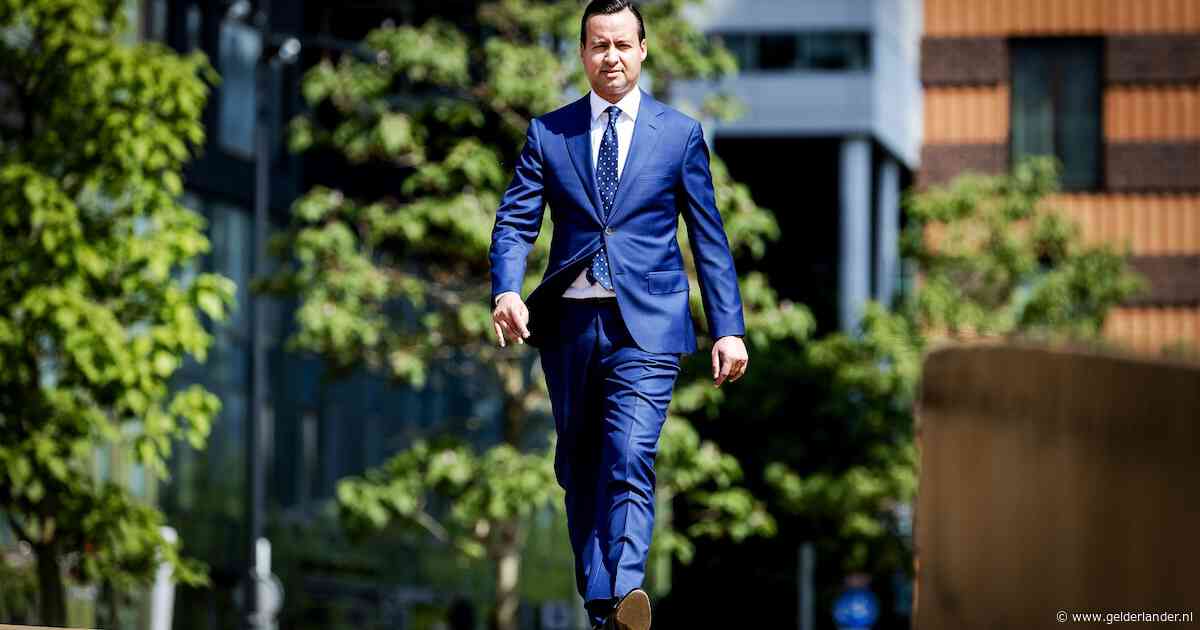 Karim Aachboun, verdacht van poging chantage Johnny de Mol, meldt zich ziek voor rechtszaak: ‘Bokkensprongen’