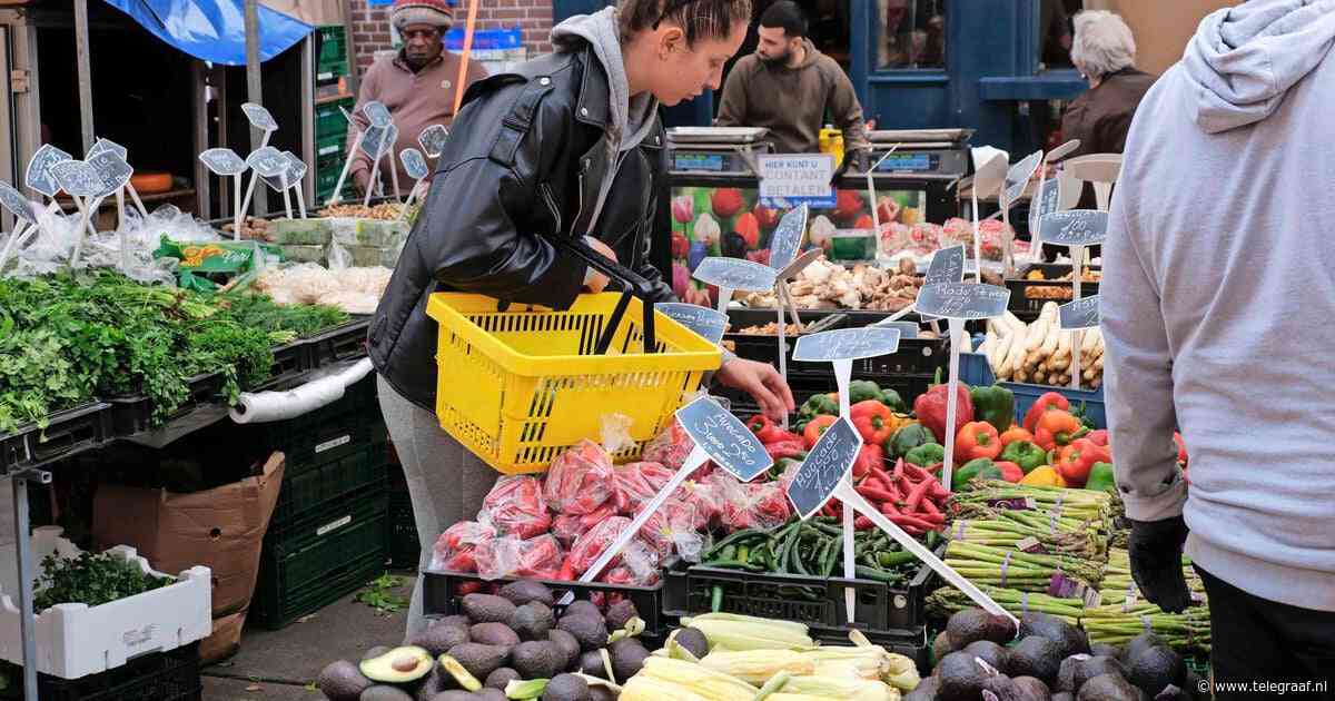 Gemeente Amsterdam gaat groep bijstandsgezinnen ’zomaar’ extra geld geven