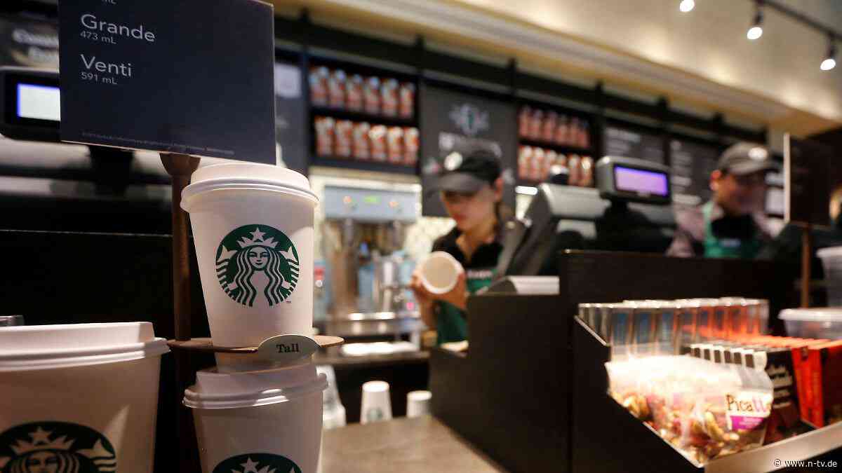 Alles auf die grüne Schürze: Starbucks verärgert Beschäftigte mit neuen Kleidungsvorschriften
