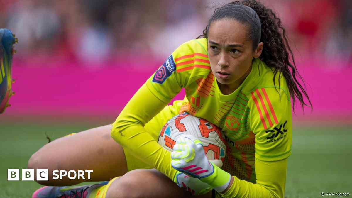 The scuba diving keeper who has filled Earps&#39; gloves at Man Utd
