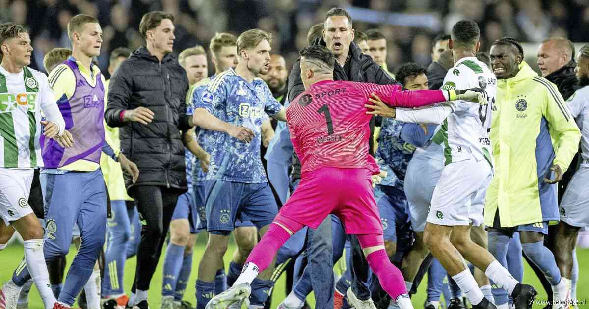 Etienne Vaessen slaat op de grond liggende Ajax-assistent Mateos’