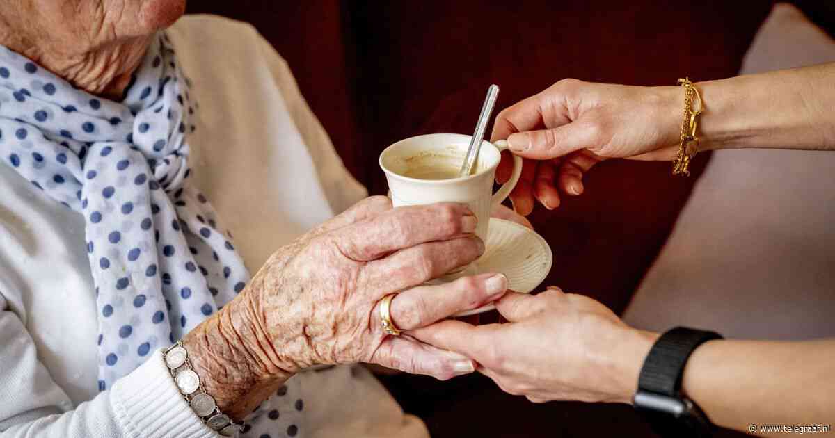 Bejaarde moeder kan koffie in verzorgingstehuis niet meer betalen, terwijl zoon rekening plundert: ’Ouderenuitbuiting’