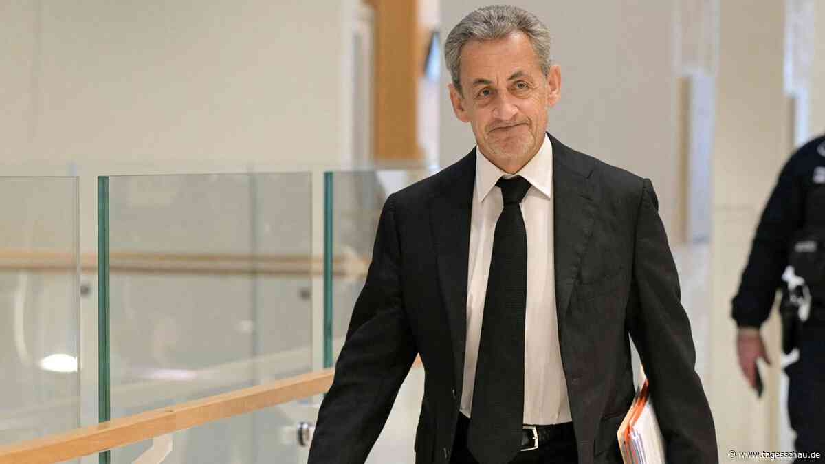 Frankreichs Ex-Präsident Sarkozy ist seine Fußfessel wieder los