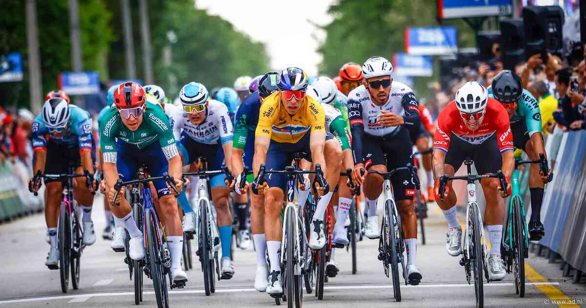 Halve peloton naar de grond in grote valpartij Ronde van Hongarije, Groenewegen en Van Poppel ontsnappen