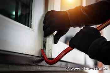 Dieven breken zijraam open en dringen binnen in woning