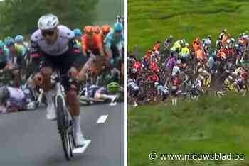 VIDEO. Verschillende renners afgevoerd na spectaculaire massale valpartij in Ronde van Hongarije, Van Poppel wint tweede rit