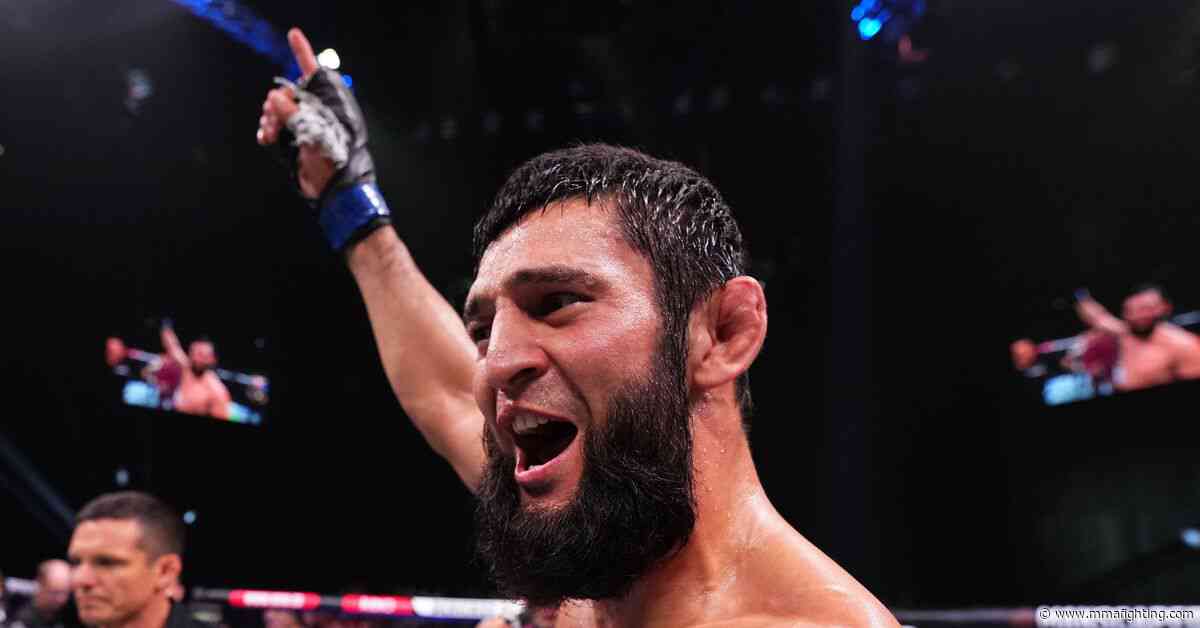 ‘Biggest fight in the UFC’: Fans react to Dricus du Plessis fighting Khamzat Chimaev at UFC 319