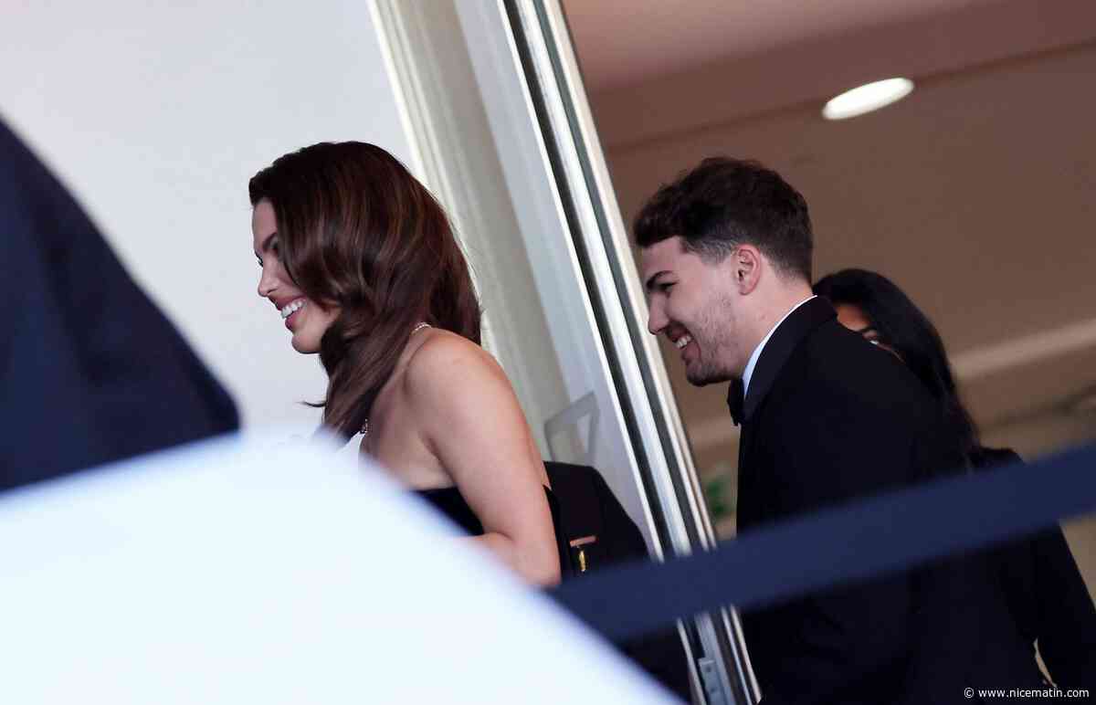 Très glamour, Antoine Dupont et Iris Mittenaere ont monté les marches du Palais des Festivals pour le film "Dossier 137"