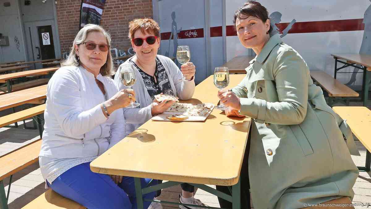 Mit Sonne: So lief der erste Tag des Weinfestes in Wolfsburg
