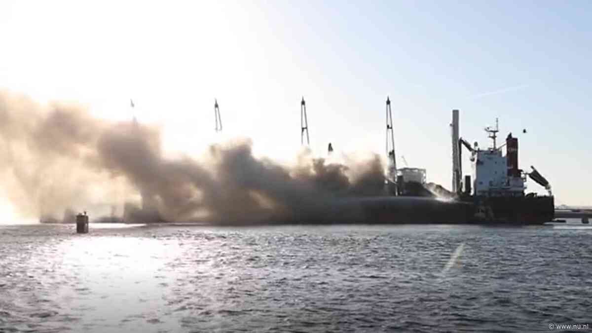 Veel rook bij brand op vrachtschip in Amsterdam, meerdere NL-Alerts verstuurd