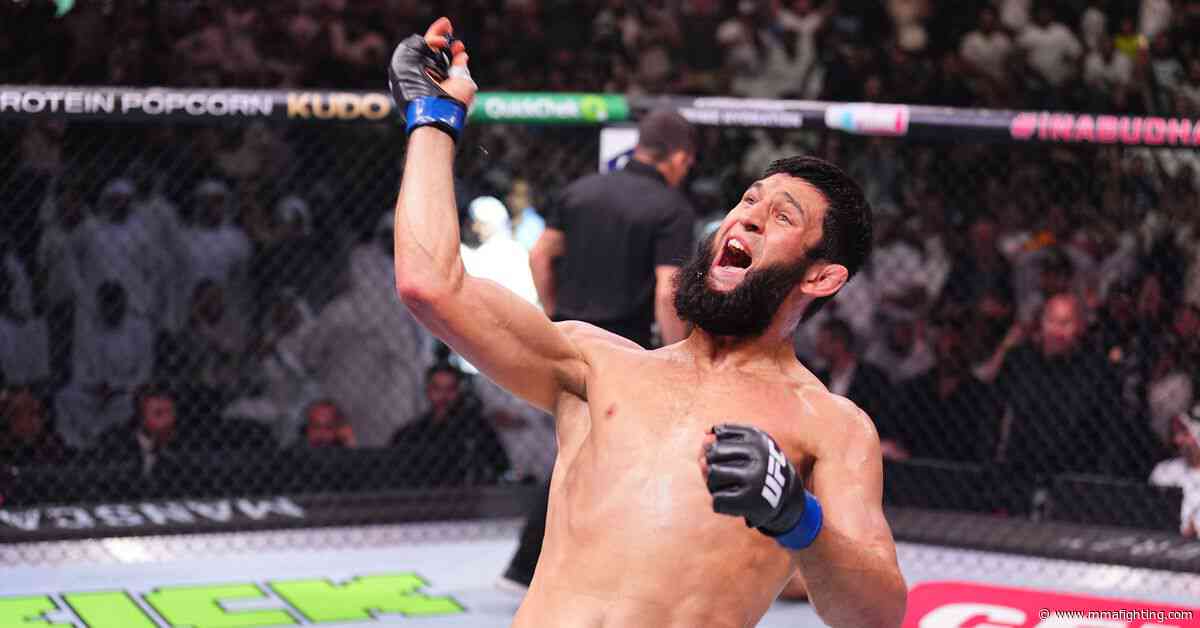 Khamzat Chimaev opens as favorite to dethrone Dricus du Plessis at UFC 319
