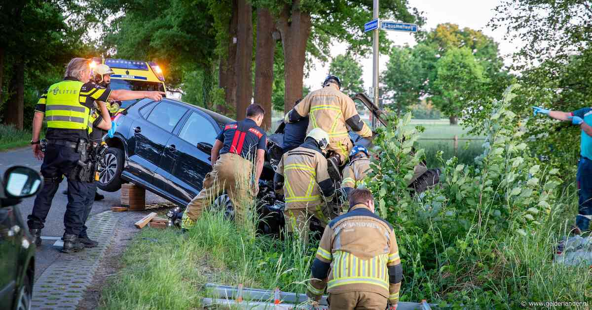 Auto’s belanden in sloot na ernstig ongeval: traumahelikopter ingezet, meerdere gewonden
