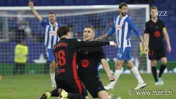 Der FC Barcelona ist zum 28. Mal spanischer Meister – Auto fährt durch Menge wartender Fussballfans