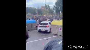 Auto rijdt in op menigte buiten stadion wedstrijd Barcelona - Espanyol