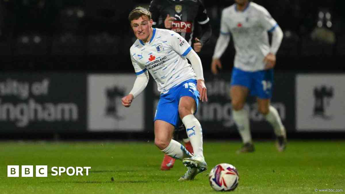 Doncaster sign Barrow midfielder Gotts
