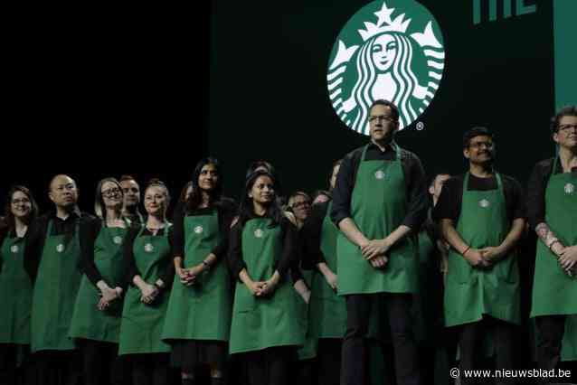 Starbucks-barista’s staken uit protest tegen nieuwe kledingvoorschriften: “Klanten maakt het niet uit welke kleur onze kleding heeft als ze 30 minuten moeten wachten op een latte”