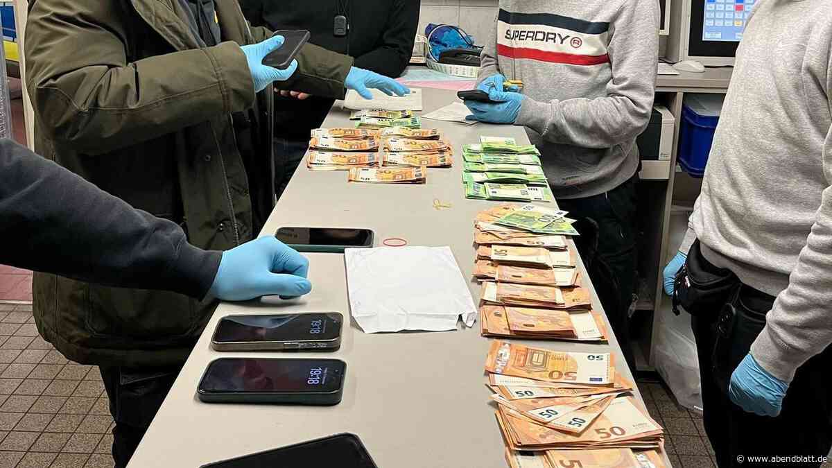 James Bond grüßt: Schießkugelschreiber und 50.000 Euro Falschgeld