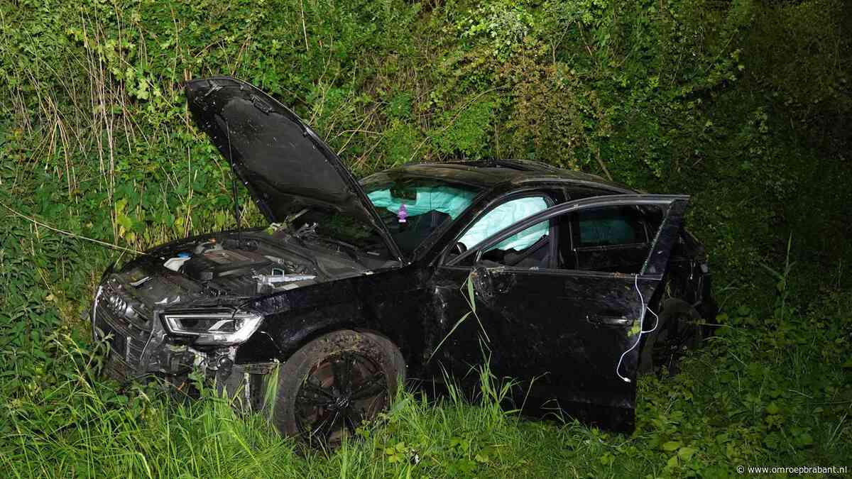 Auto crasht en komt onderaan talud tot stilstand