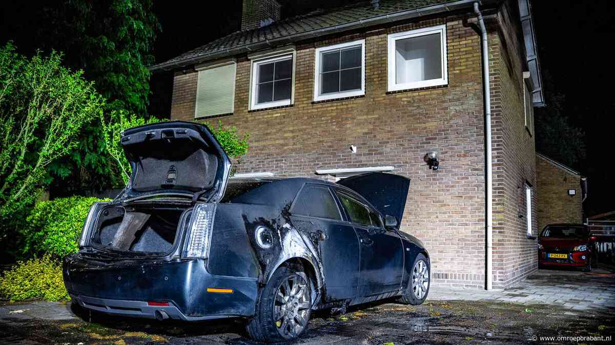 Auto vat vlam op oprit, geprobeerd rechterachterwiel in brand te steken