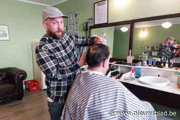 “Moderne kapsalons vind ik niet zo gezellig”: barbier Jef (34) opent ‘klassiek’ herenkapsalon waar jarenlang bloemenwinkel zat