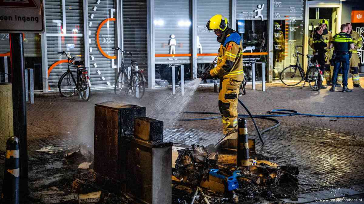 112-nieuws: Stapel oud papier vat vlam bij winkelcentrum • Auto vat vlam op oprit, geprobeerd rechterachterwiel in brand te steken