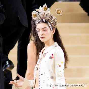 Lorde slammed by fans after interview confession