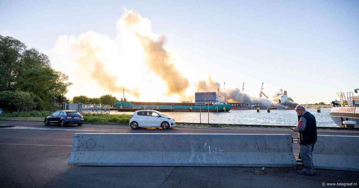 Brand in schip in Amsterdamse haven nog niet geblust