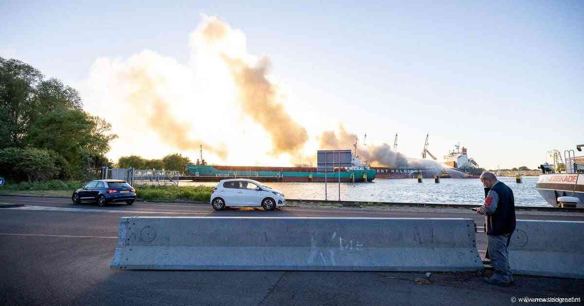Brand in schip in Amsterdamse haven nog niet geblust
