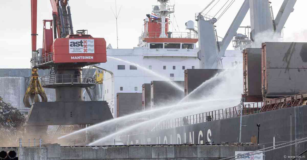Meerdere NL-alerts vanwege hardnekkige brand op vrachtschip in Amsterdamse haven