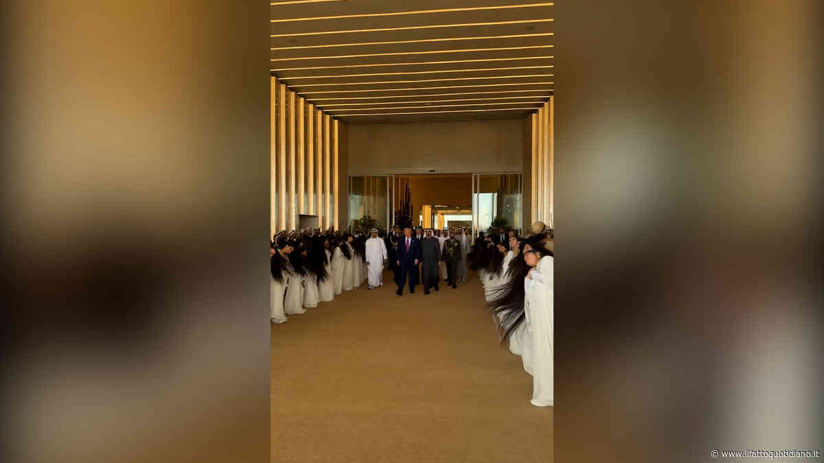 Trump tra due file di donne che scuotono i capelli: cosa significa la “strana” accoglienza negli Emirati Arabi