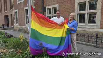 Duffel hijst regenboogvlag aan gemeentehuis tijdens Diversiteitsweek