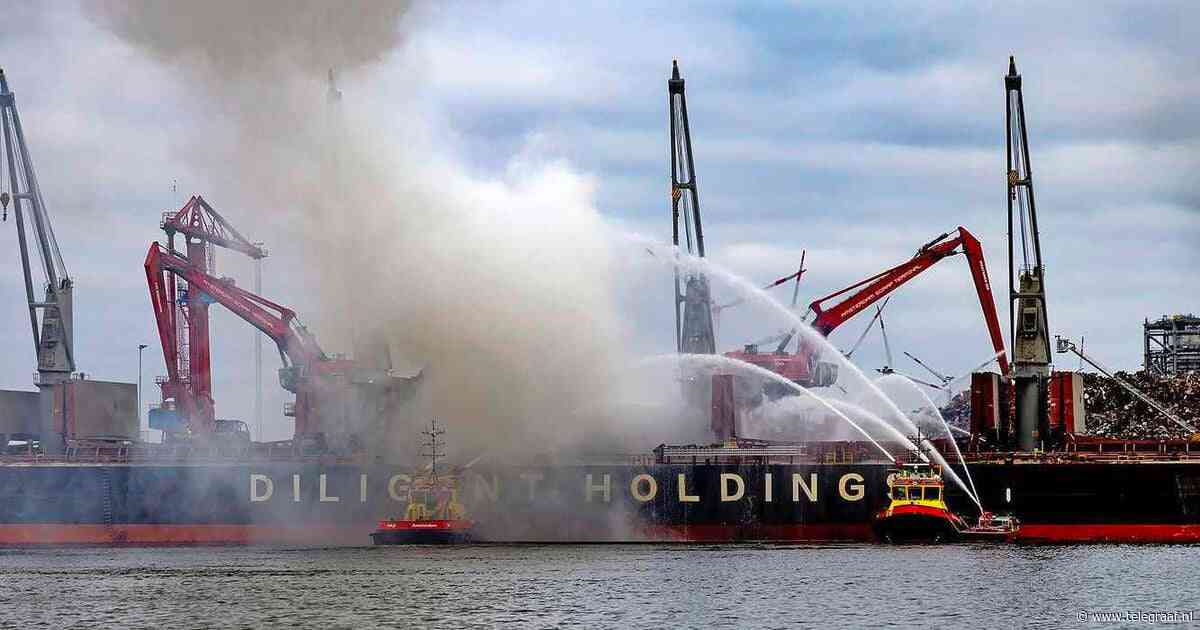 Lading op brandend schip moeilijk bereikbaar, brandweer pompt water naar binnen