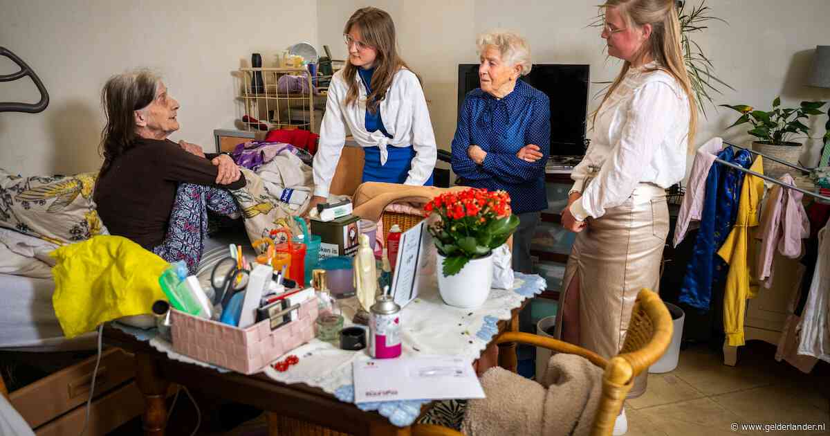 Annette (79) is eenzaam en dus laat ze haar voordeur open staan, zodat junks en daklozen langskomen
