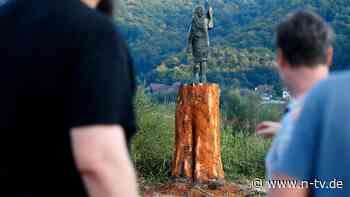 In Höhe der Knöchel abgesägt: Unbekannte stehlen Melania-Statue in Slowenien