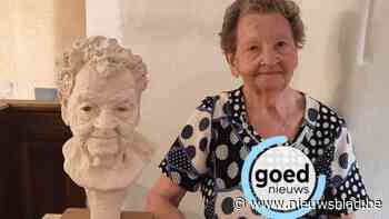 Maria (87) is levend model in kunstacademie: “Er komt rust over mij als ik daar zo sta”