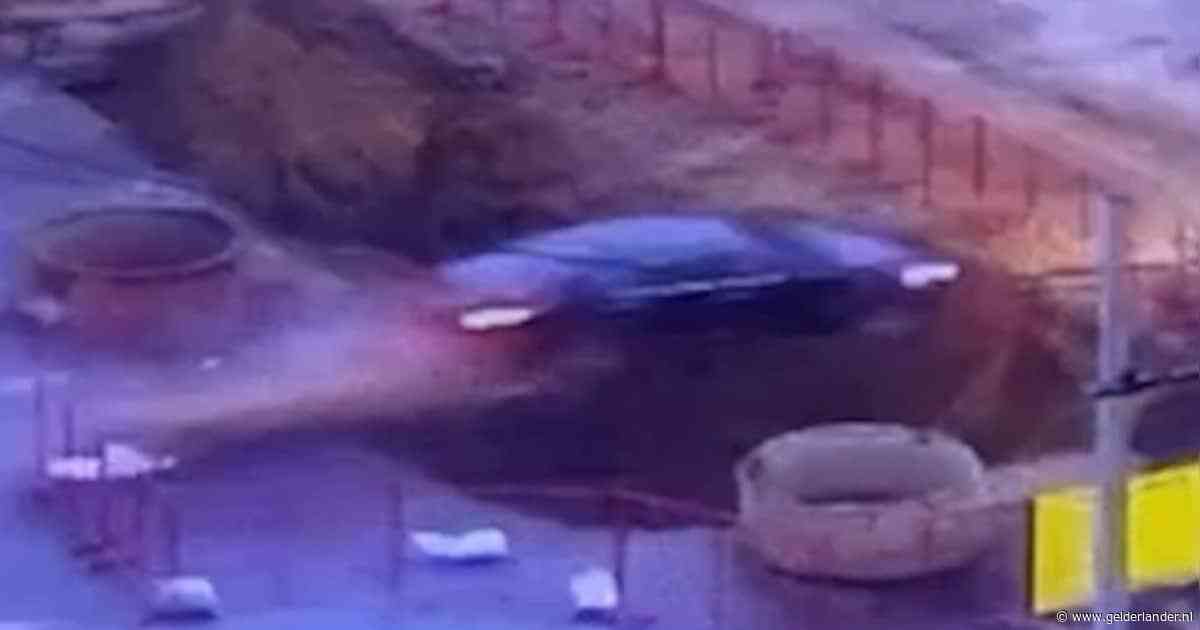 KIJK | Dronken Rus vliegt met auto over kuil tijdens achtervolging