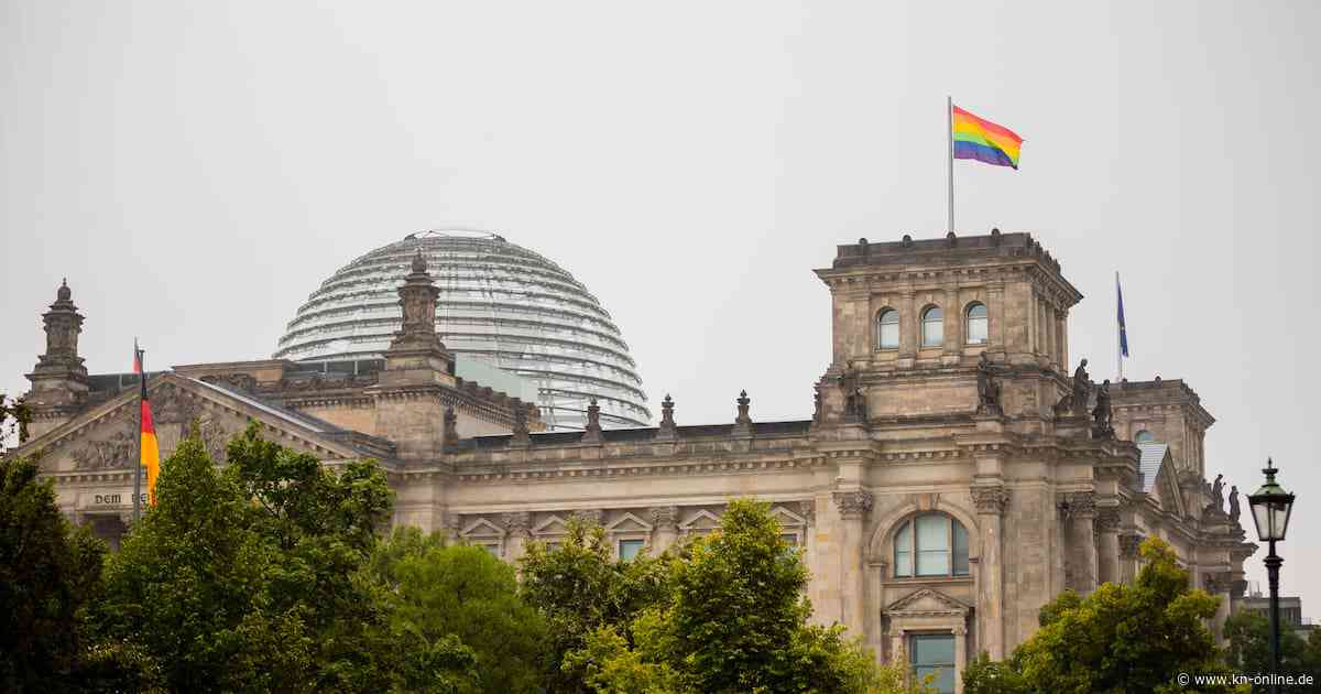 Regenbogenflagge auf dem Bundestag am 17. Mai – nicht am CSD