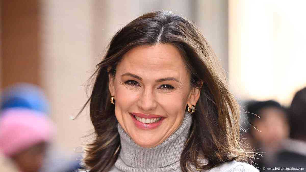 Jennifer Garner proves she is summer ready with golden hair transformation